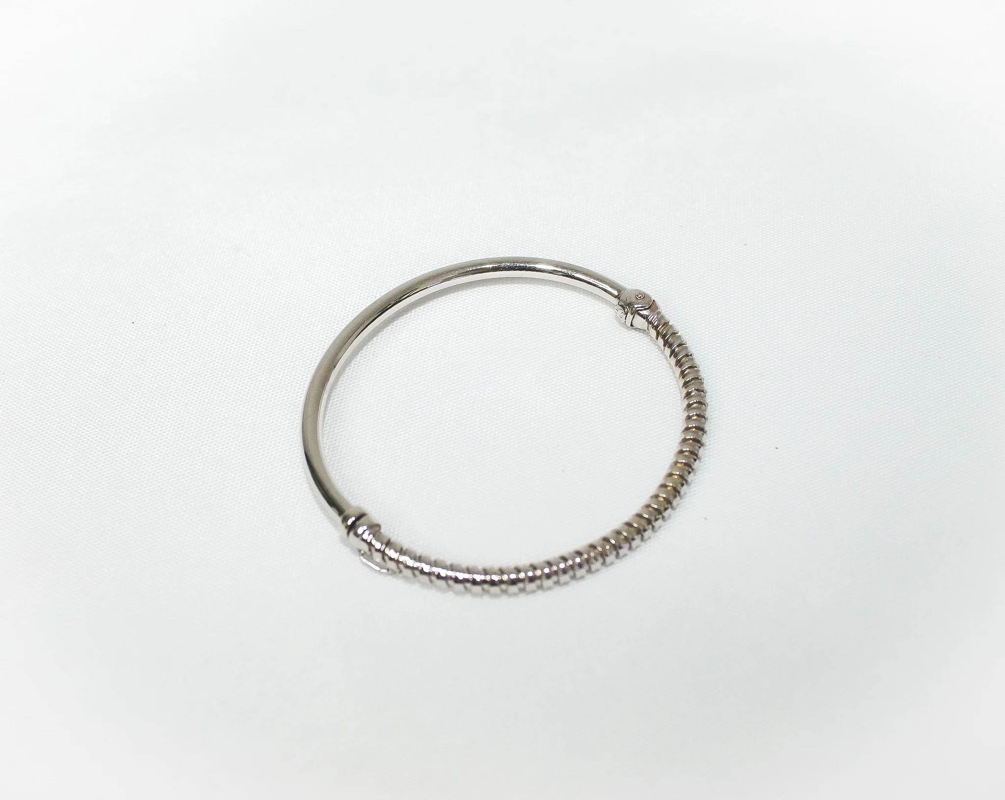 18K Gold Himo Bangle Bracelet - Image 3